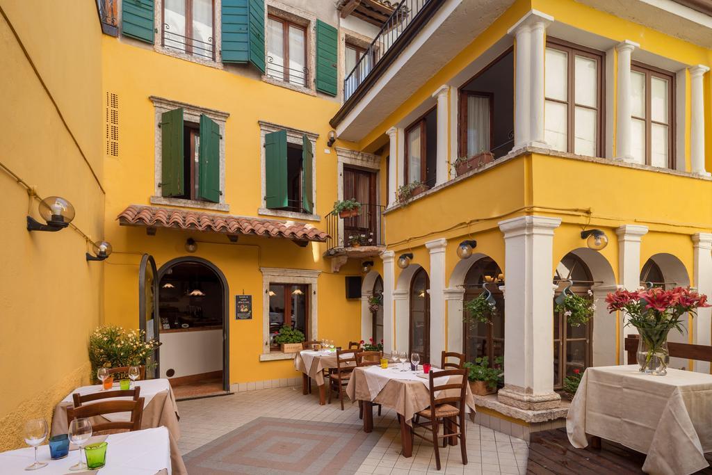 Locanda Al Centrale Caprino Veronese Exterior foto